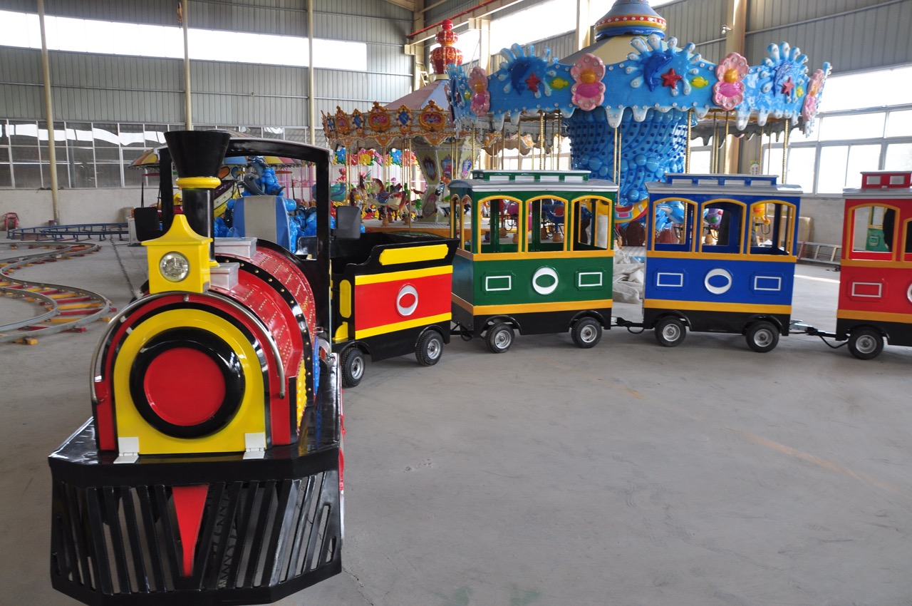 A la venta atracciones de carnaval en tren sin rieles con 27 asientos