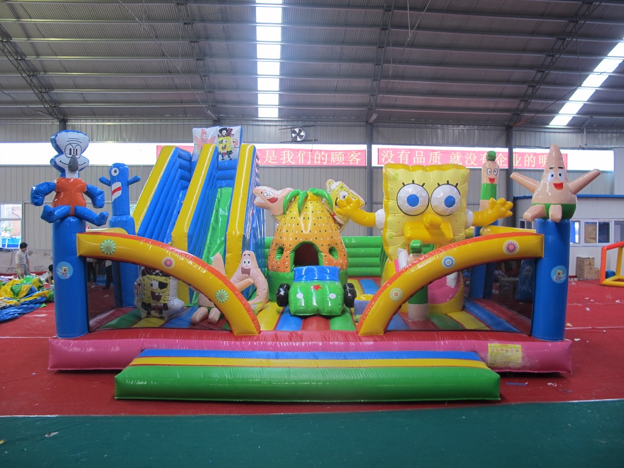 Se venden juegos mecánicos en trampolín de 14.3x12 metros